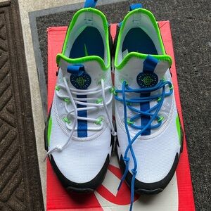 Nike Men’s 9.5 AIR HUARACHE DRIFT. 2 sets of laces.
